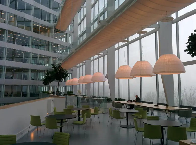 Lichte kantoorruimte in een bedrijfsgebouw met werkplekken