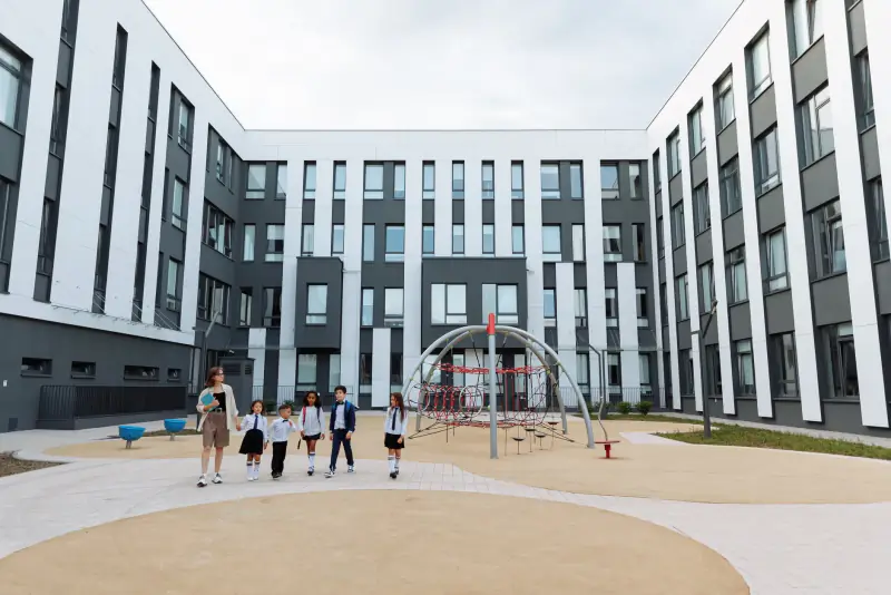 Schoolgebouw met schoolplein waar Mekeur Inspectie elektrische keuringen uitvoert