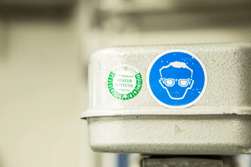 Machine met keuringssticker na een NEN 3140 inspectie in de industrie